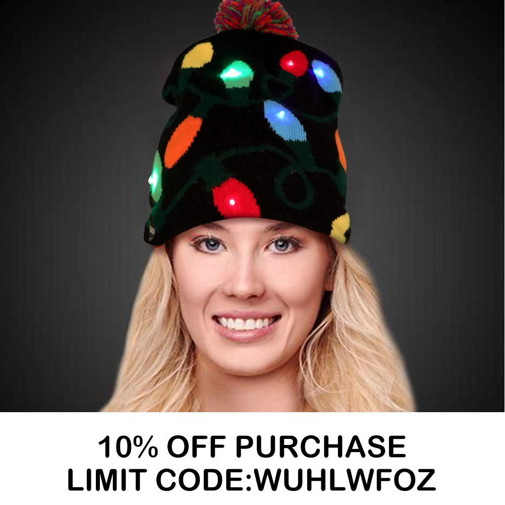 Eine lächelnde Frau trägt eine schwarze Strickmütze mit bunten LED-Lichtern. Der Hintergrund ist dunkelgrau. Text unten wirbt für einen Rabatt.