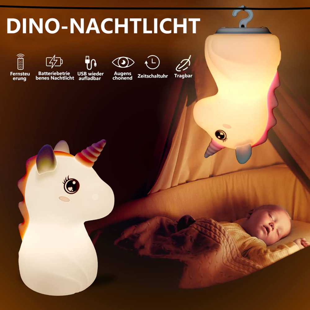 Ein Baby schläft unter einer Decke, beleuchtet von Einhorn-Nachtlichtern. Der Hintergrund zeigt die Nachtlichter und Produktmerkmale.