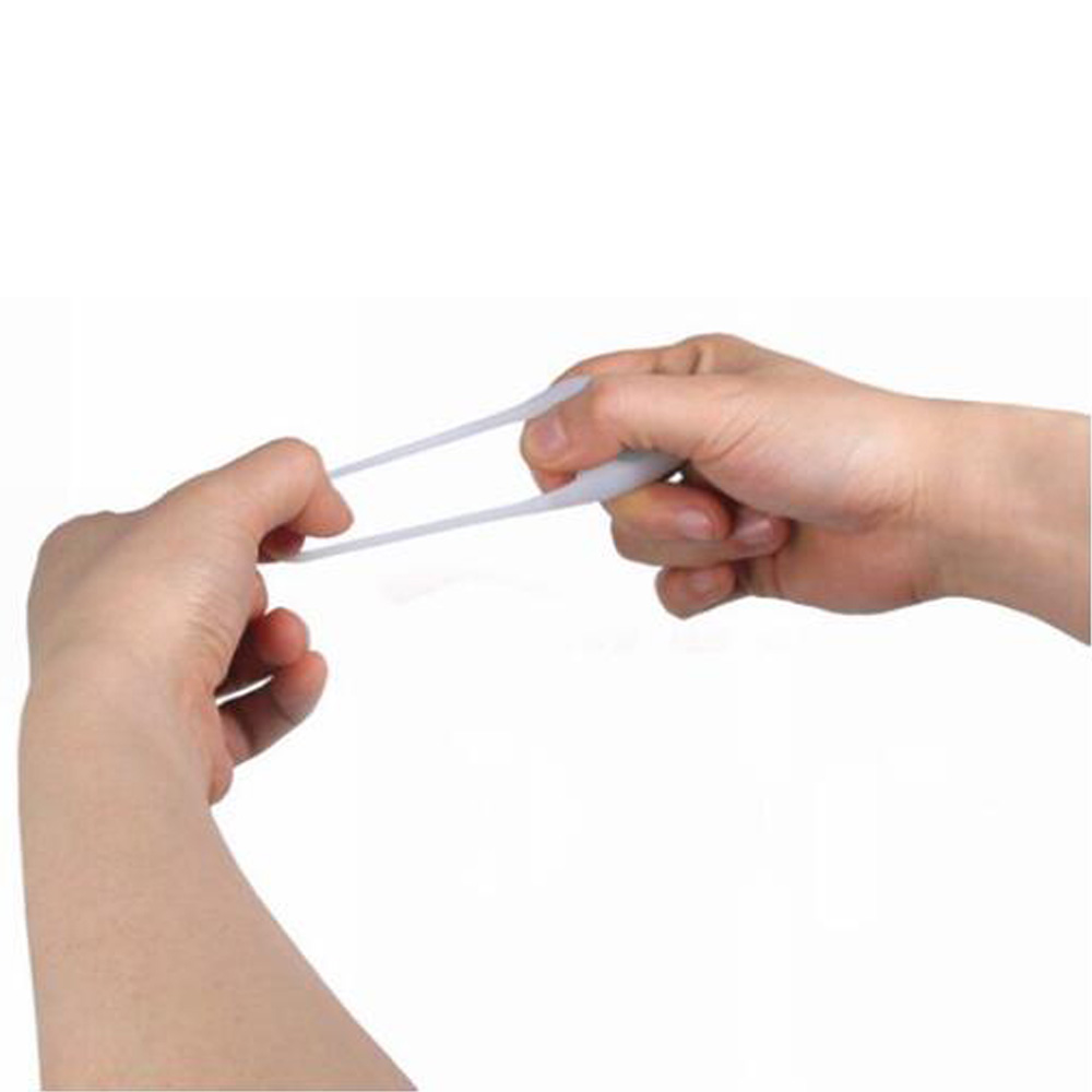 Zwei Hände halten ein weißes, dünnes, flexibles Objekt. Eine Hand dehnt das Objekt, die andere hält es. Der Hintergrund ist weiß.