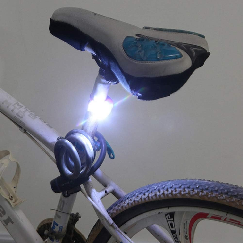 Ein Fahrrad mit weißem Rahmen, schwarzem Schloss und hellem Licht unter dem Sitz. Der Sitz ist weiß und blau.