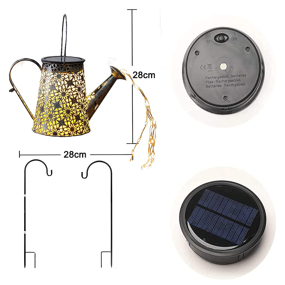 Eine Metall-Gießkanne mit Sternaussparungen, eine Lichterkette und Teile der solarbetriebenen Komponenten.