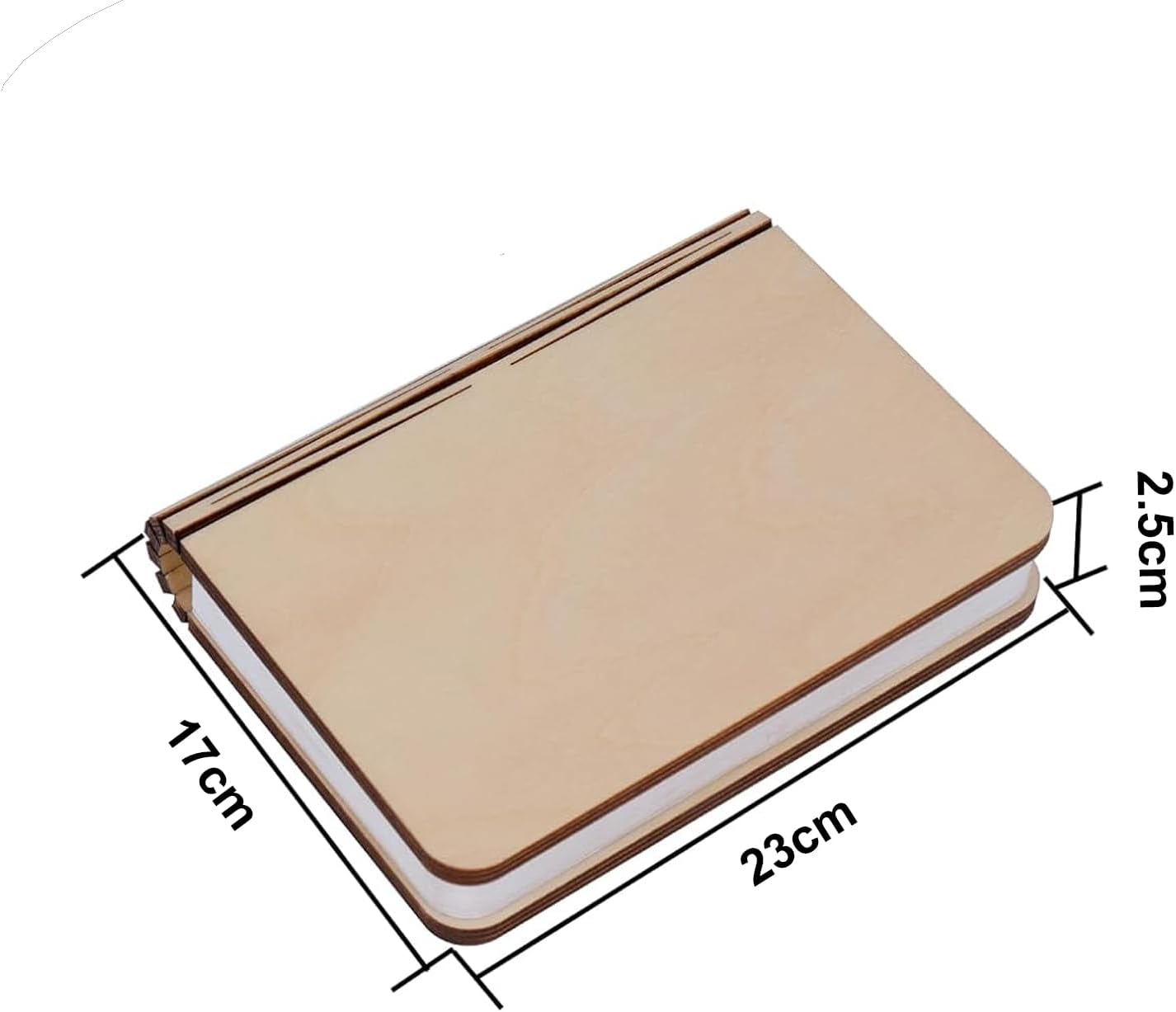 Eine holzfarbene, buchförmige LED-Lampe, Maße: 23cm x 17cm x 2,5cm. Die Lampe ist beige und befindet sich in offener Buchposition.