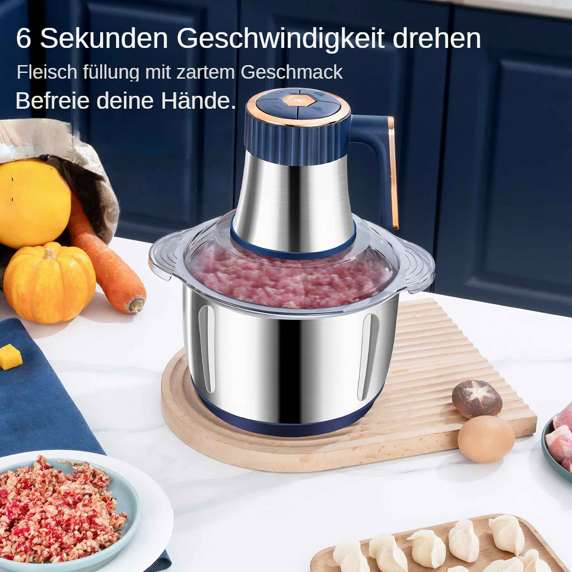 Ein Lebensmittelprozessor mit Fleisch im Inneren und Gemüse, Eiern und Knödeln auf einem Holzbrett.