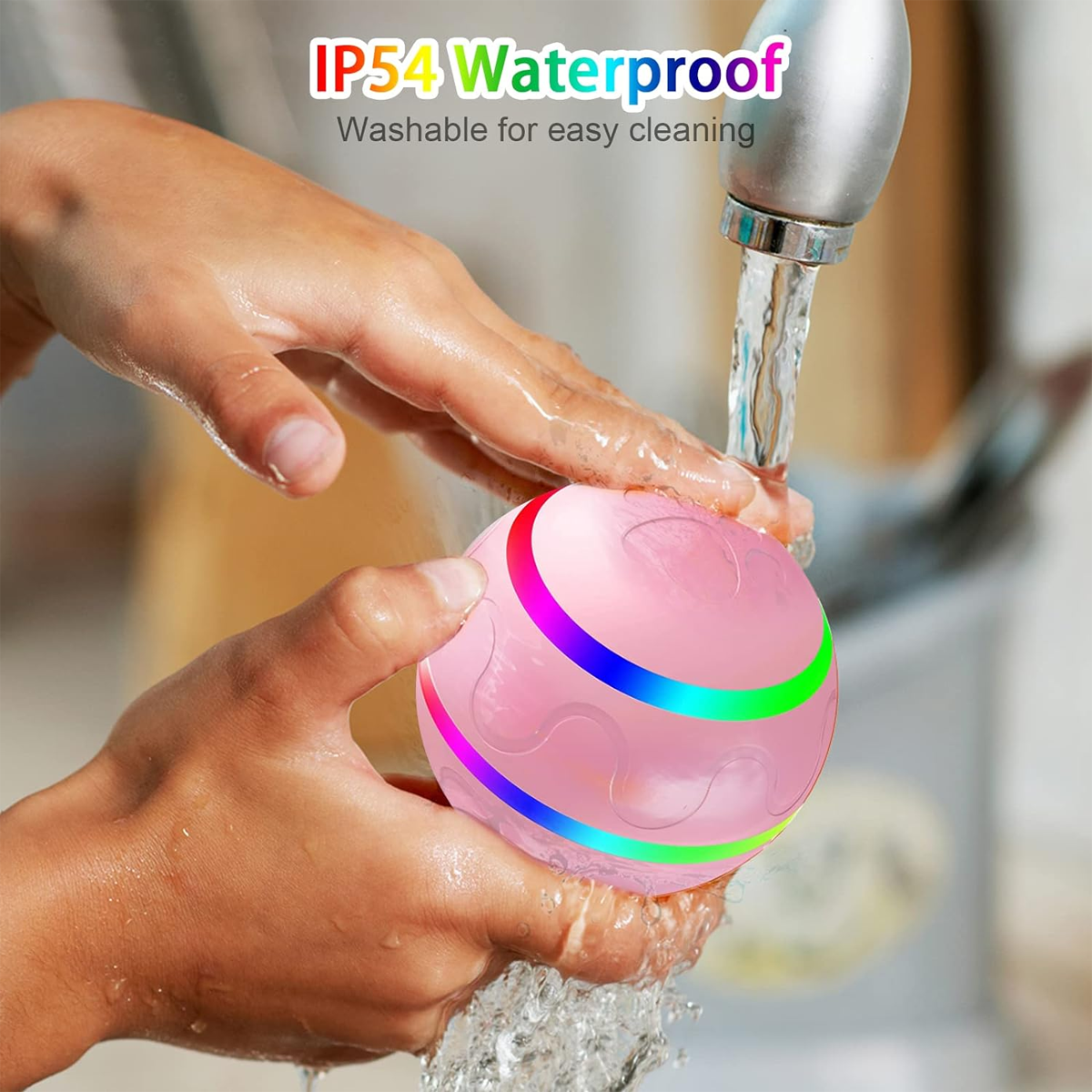 Hände halten einen rosa, leuchtenden Ball unter fließendem Wasser. Der Ball hat bunte Streifen. Text oben: 'IP54 Wasserdicht'.