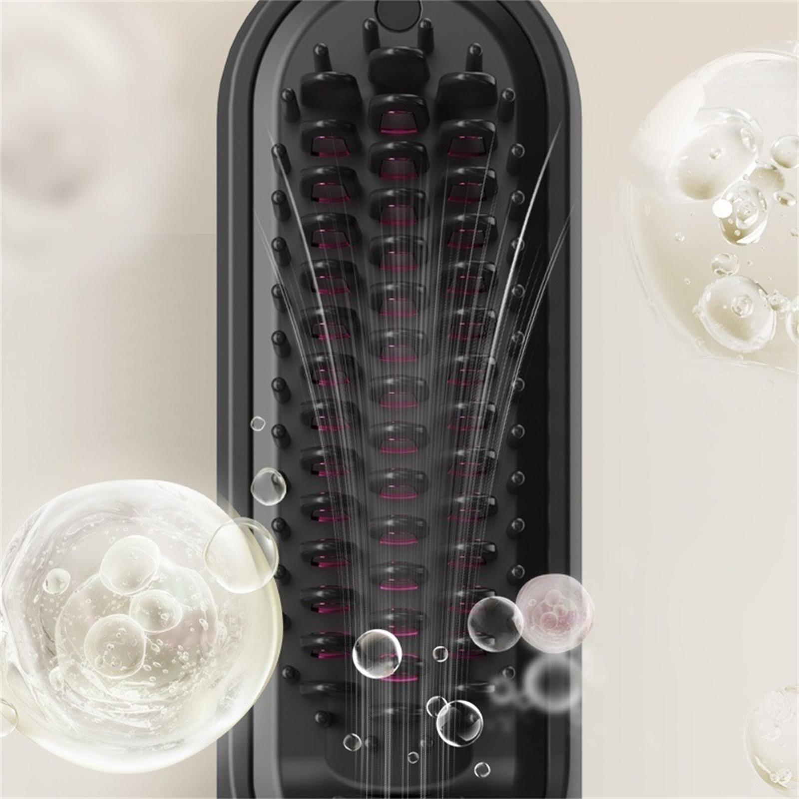 Nahaufnahme eines schwarzen Haarstyling-Tools mit rosa Akzenten, umgeben von durchscheinenden Blasen auf beigem Hintergrund.