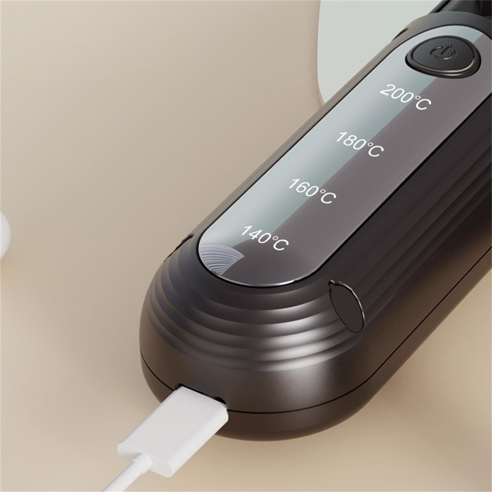Nahaufnahme eines schwarzen Haarglätters mit Temperaturanzeige. Ein weißes USB-Kabel ist eingesteckt.