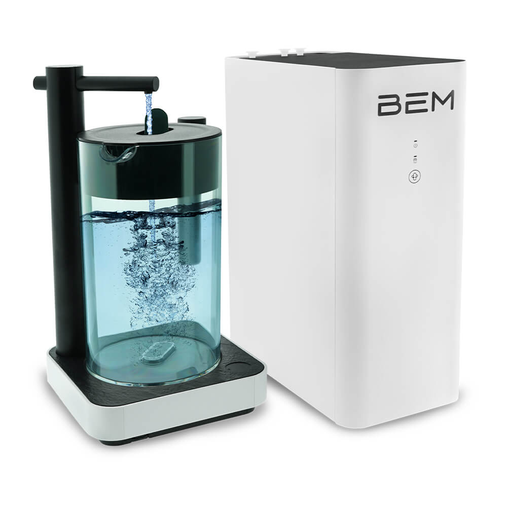 Ein Wasserreiniger mit einem Wasserspender links und einer weißen Maschine rechts. Wasser fließt in einen transparenten Behälter.