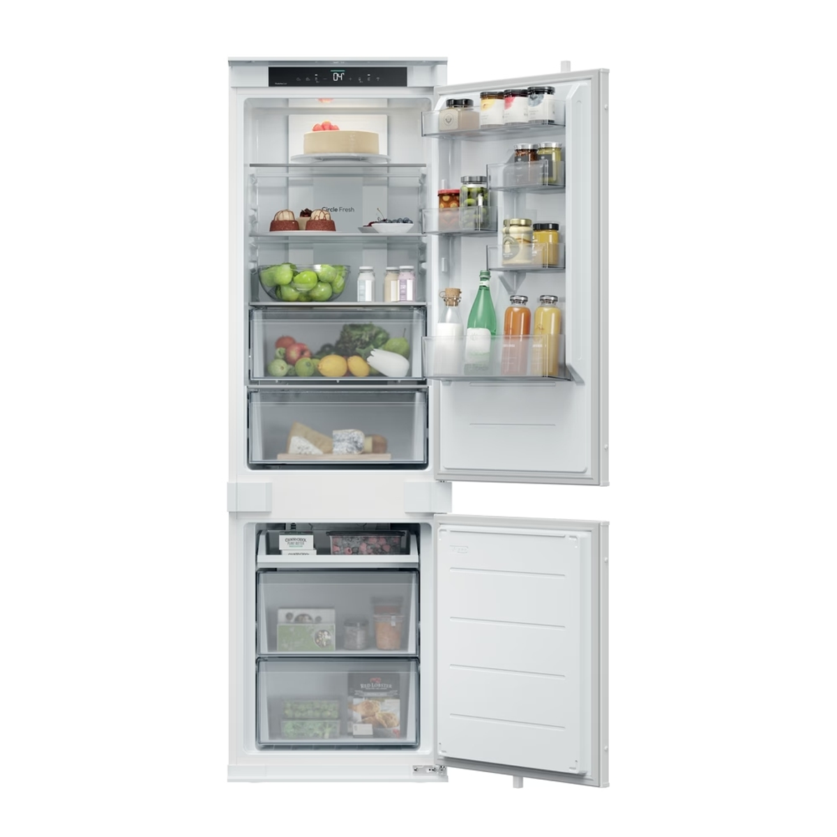 Frigorifero aperto pieno di cibo. Il display mostra la temperatura. Include frutta, verdura, bevande, formaggi e altri articoli.