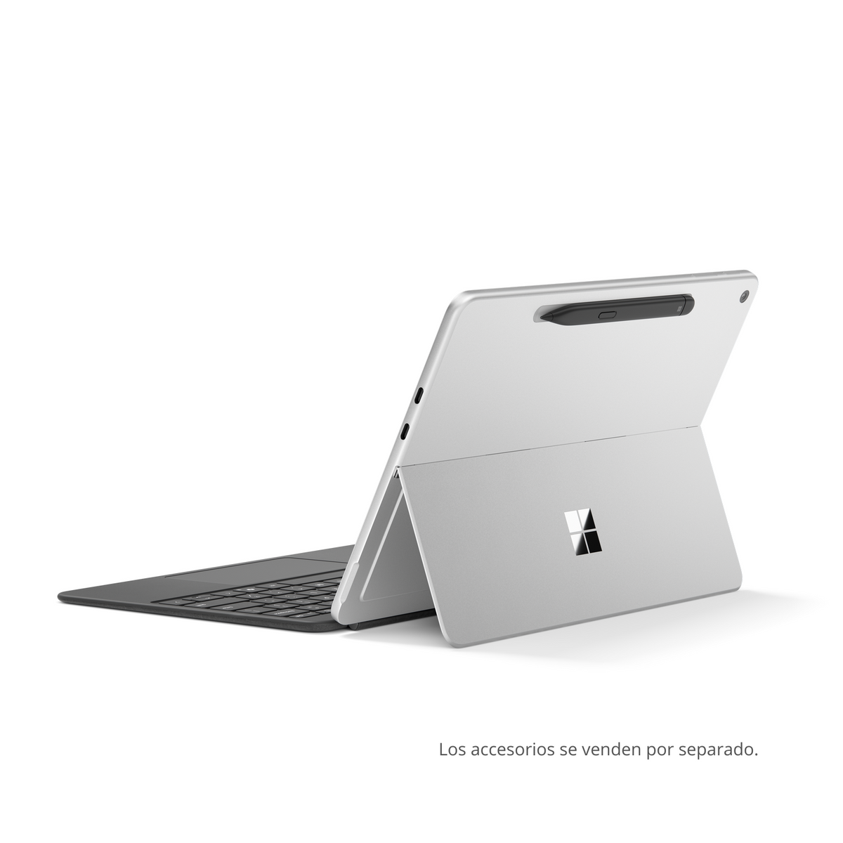 Silbernes Tablet mit angeschlossener Tastatur. Das Tablet ist geöffnet und zeigt einen Bildschirm. Ein schwarzer Stift ist befestigt.