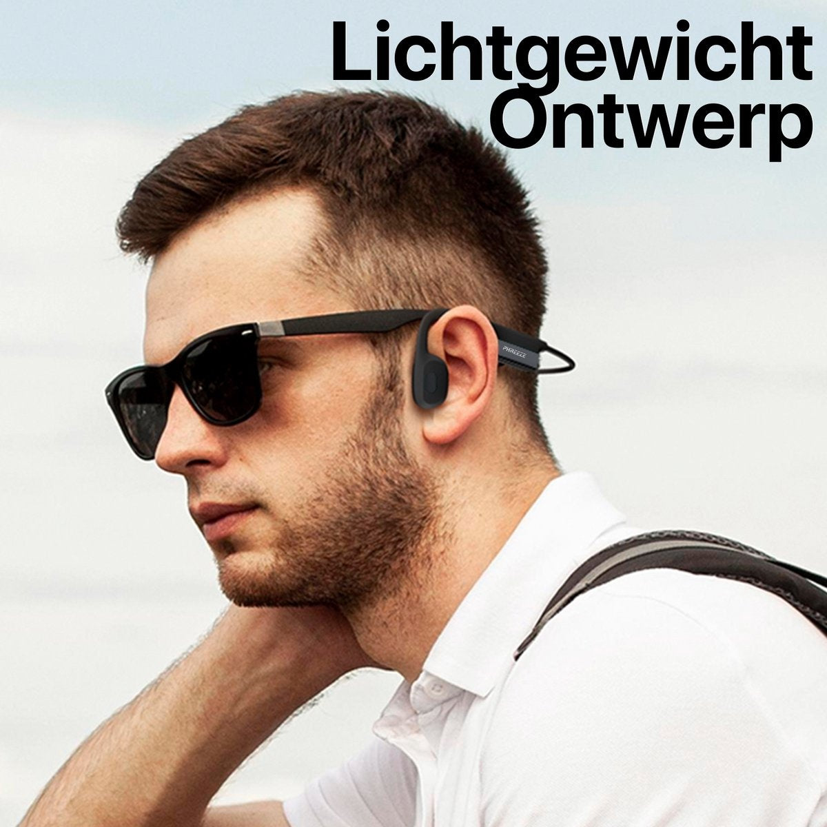 Een man met een zonnebril en een zwarte oortelefoon, met de tekst 'Lichtgewicht Ontwerp'. Hij draagt een wit overhemd met een zwarte band.