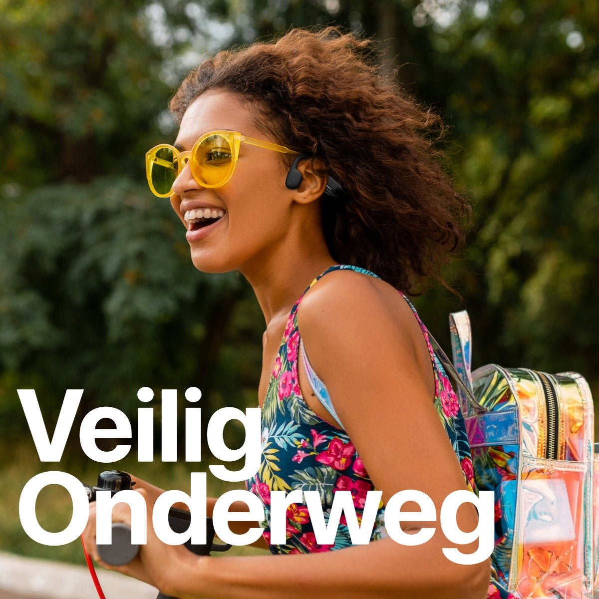 Een lachende vrouw met een gele zonnebril en een koptelefoon rijdt op een scooter. Ze draagt een bloemen top en heeft een rugzak. Groene bomen op de achtergrond.