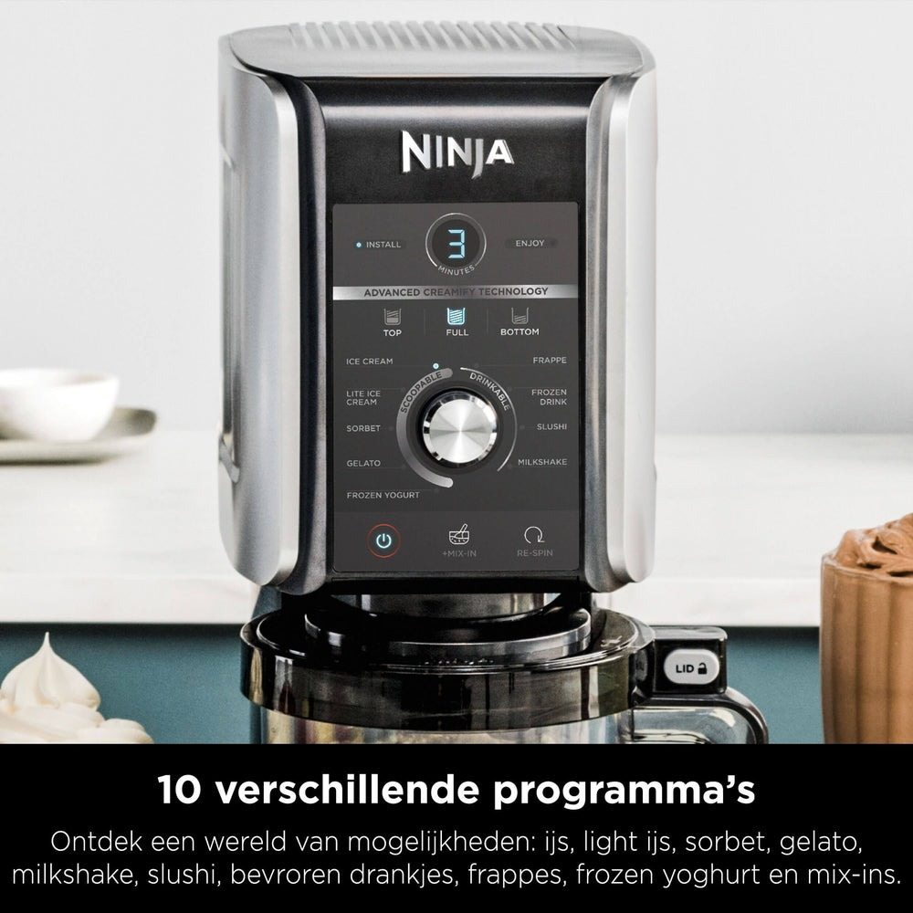 Ninja Creami machine. Het heeft een bedieningspaneel met programma's voor ijs, sorbet en andere bevroren lekkernijen.