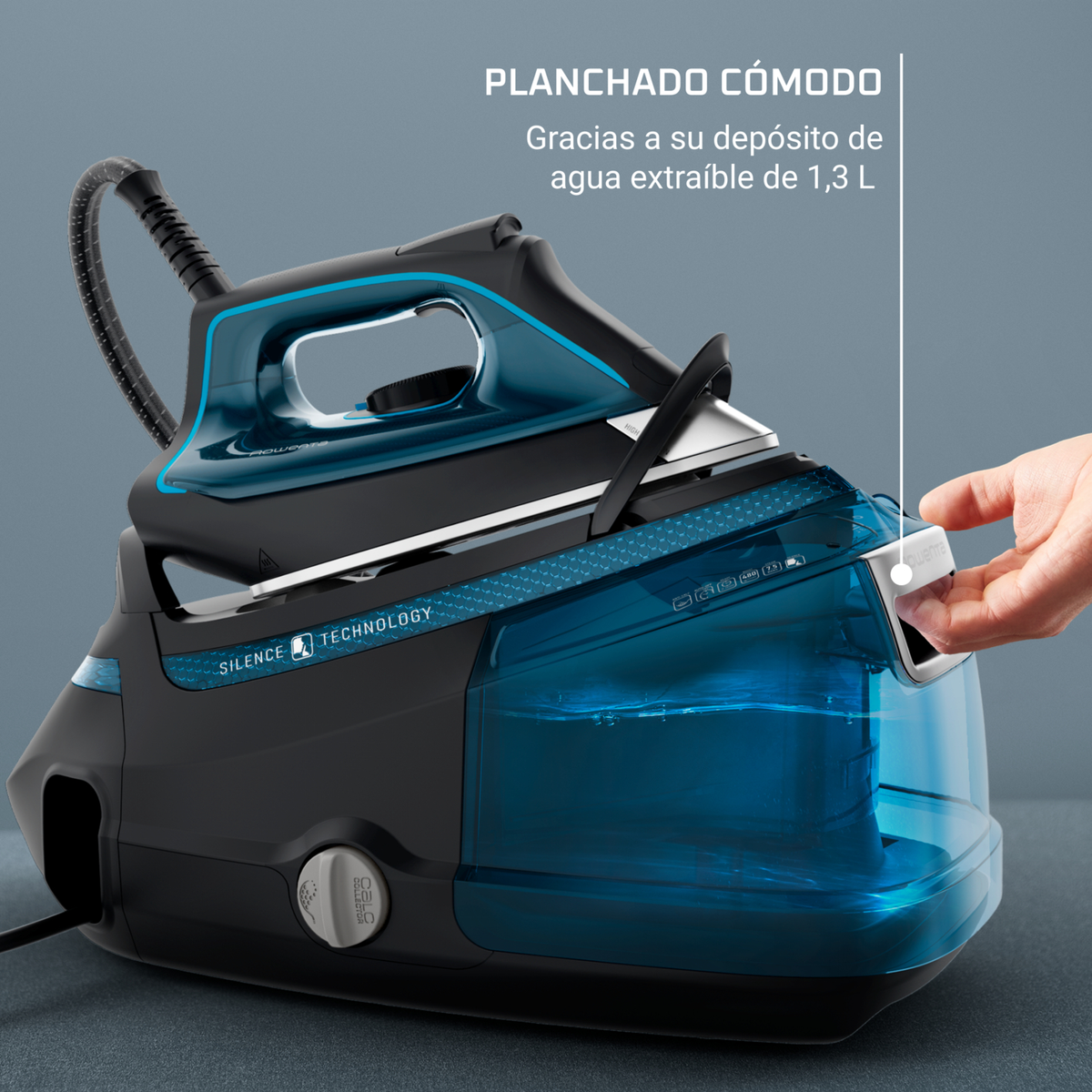 Un ferro da stiro a vapore nero e blu con serbatoio dell'acqua rimovibile. Una mano è mostrata vicino all'apertura del serbatoio, con testo in spagnolo.