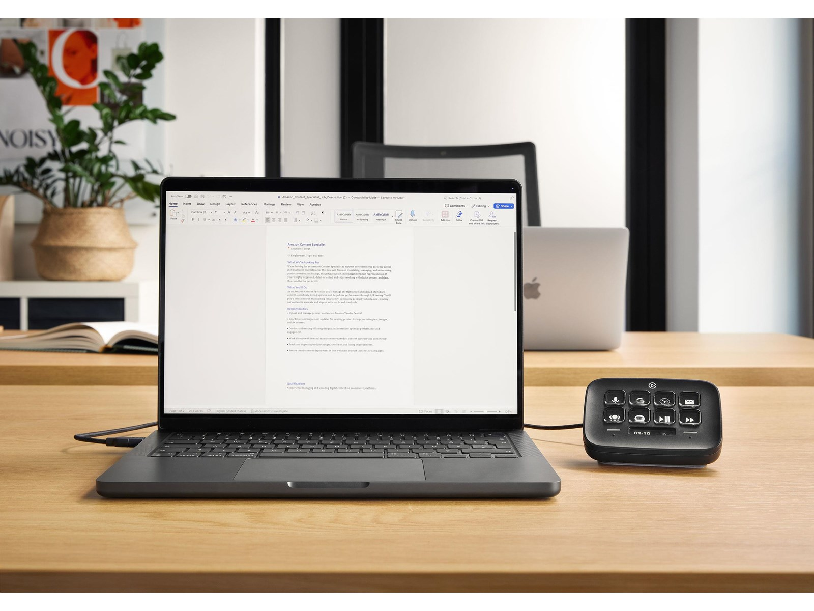 Laptop con documento aperto, un pannello di controllo e un altro laptop sullo sfondo, tutto su una scrivania di legno.