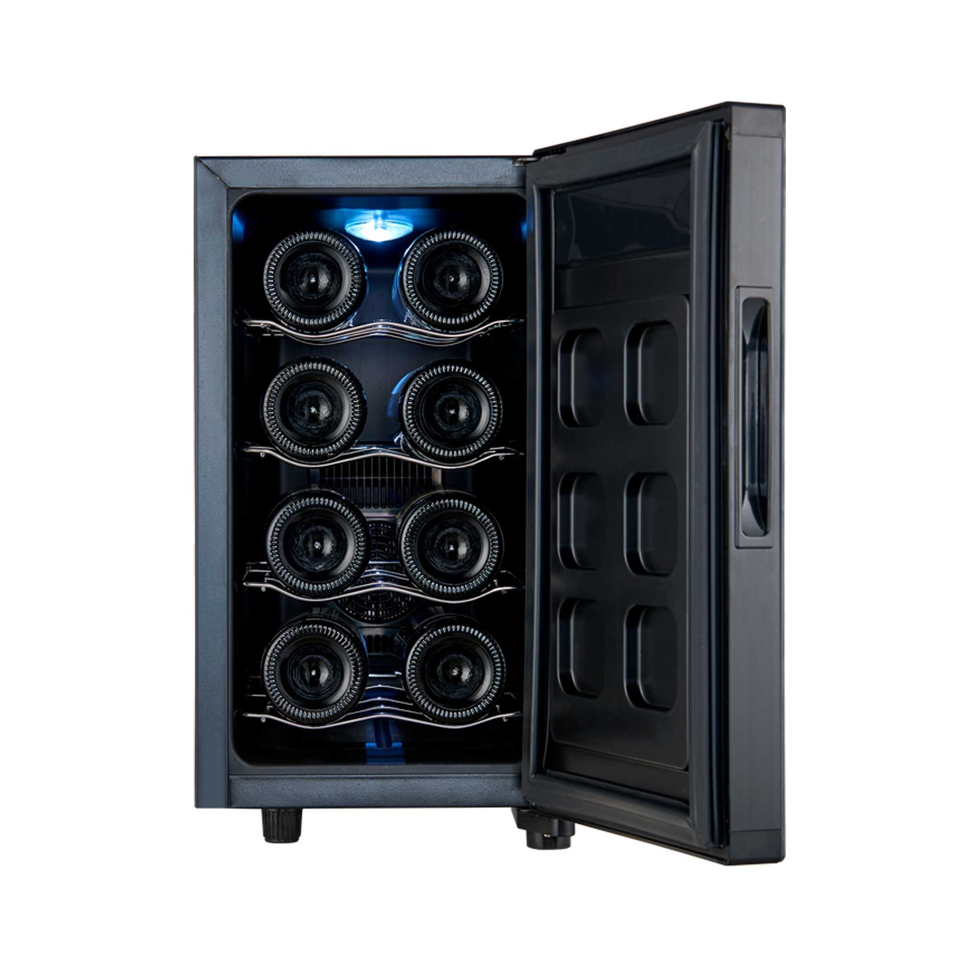Una vinoteca con la puerta abierta, revelando botellas de vino. Exterior azul oscuro. La puerta es negra.