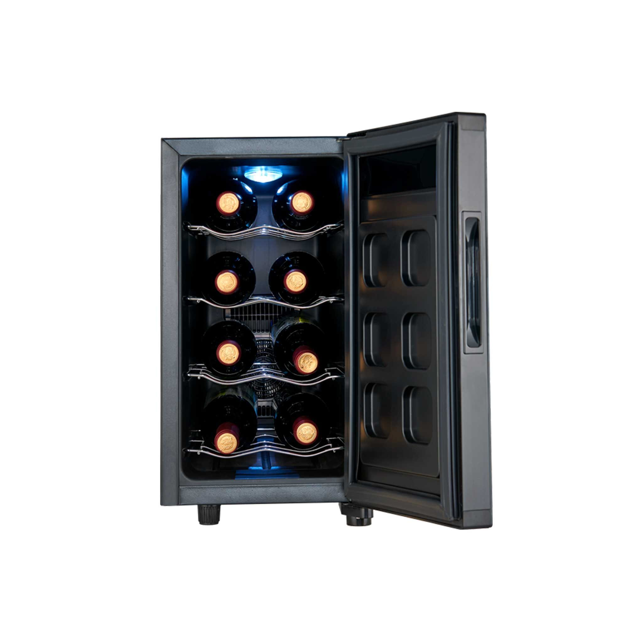 Una vinoteca con la puerta abierta, que muestra varias botellas de vino. El enfriador es negro y tiene iluminación azul interna.