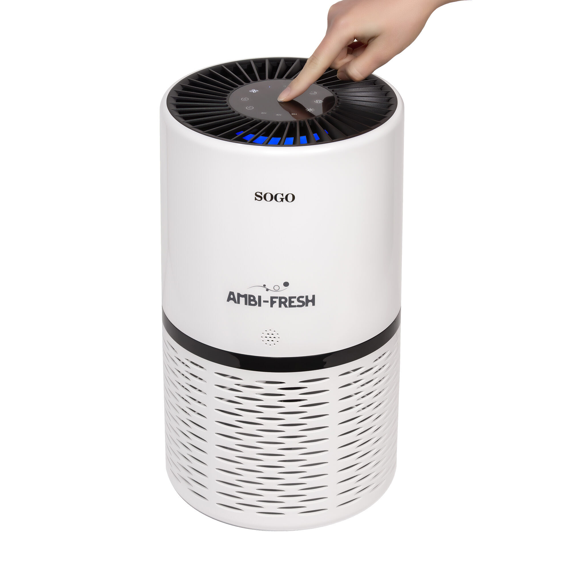 Una mano toca un purificador de aire blanco. Tiene una parte superior negra con botones y la marca 'SOGO'. 'AMBI-FRESH' está escrito en él.