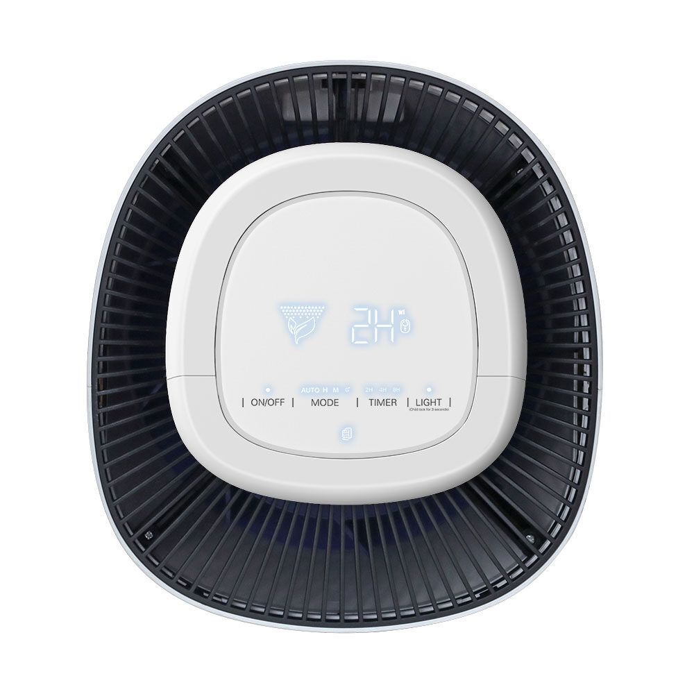 Se muestra un purificador de aire. Tiene un centro blanco con una pantalla que muestra 24, rodeado por una estructura similar a un ventilador en blanco y negro.