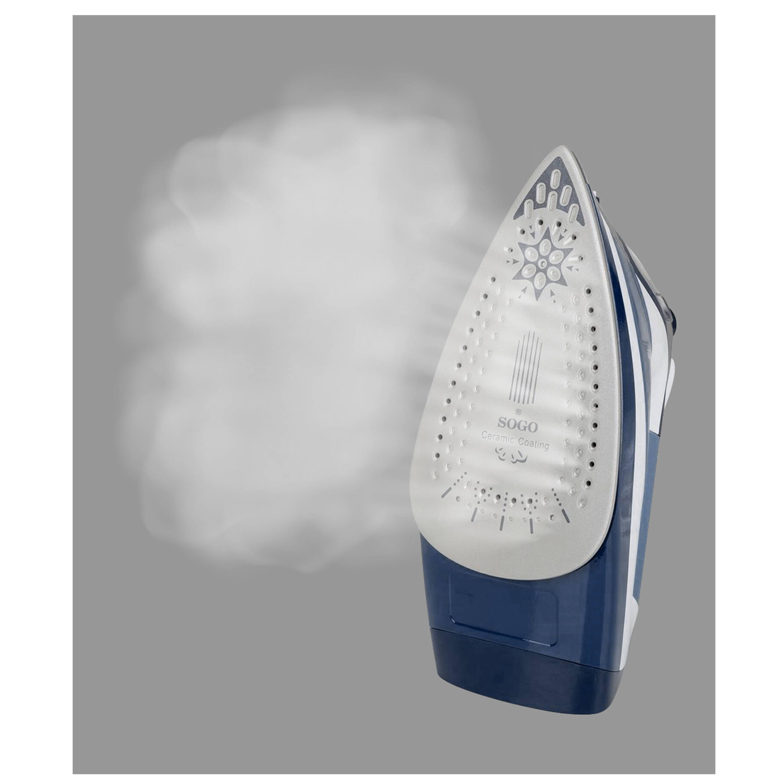 Una plancha azul y blanca con vapor saliendo de ella sobre un fondo gris. La plancha tiene la marca Sogo.