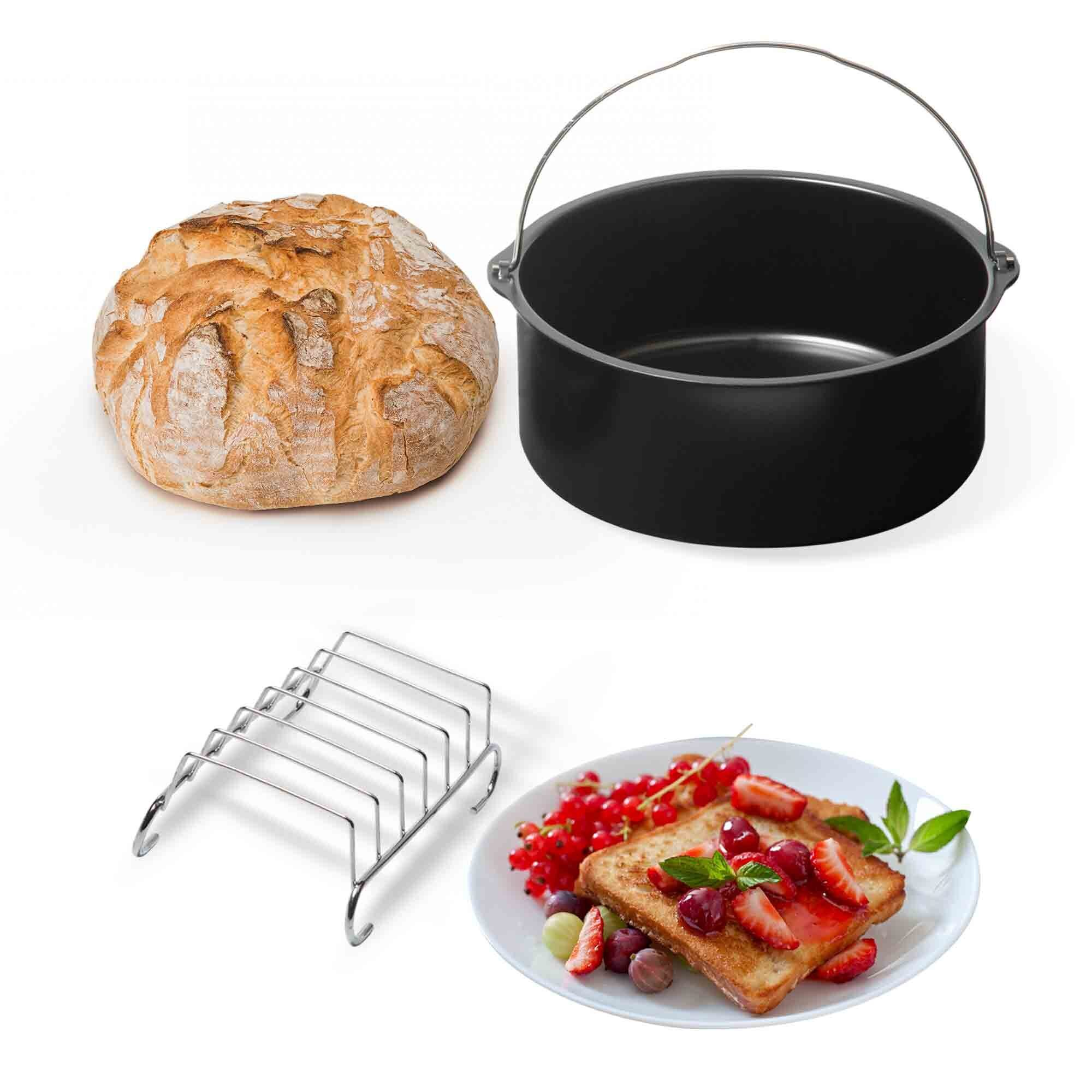 Una hogaza de pan, una olla negra con asa, un soporte para tostadas y un plato con tostadas y bayas.