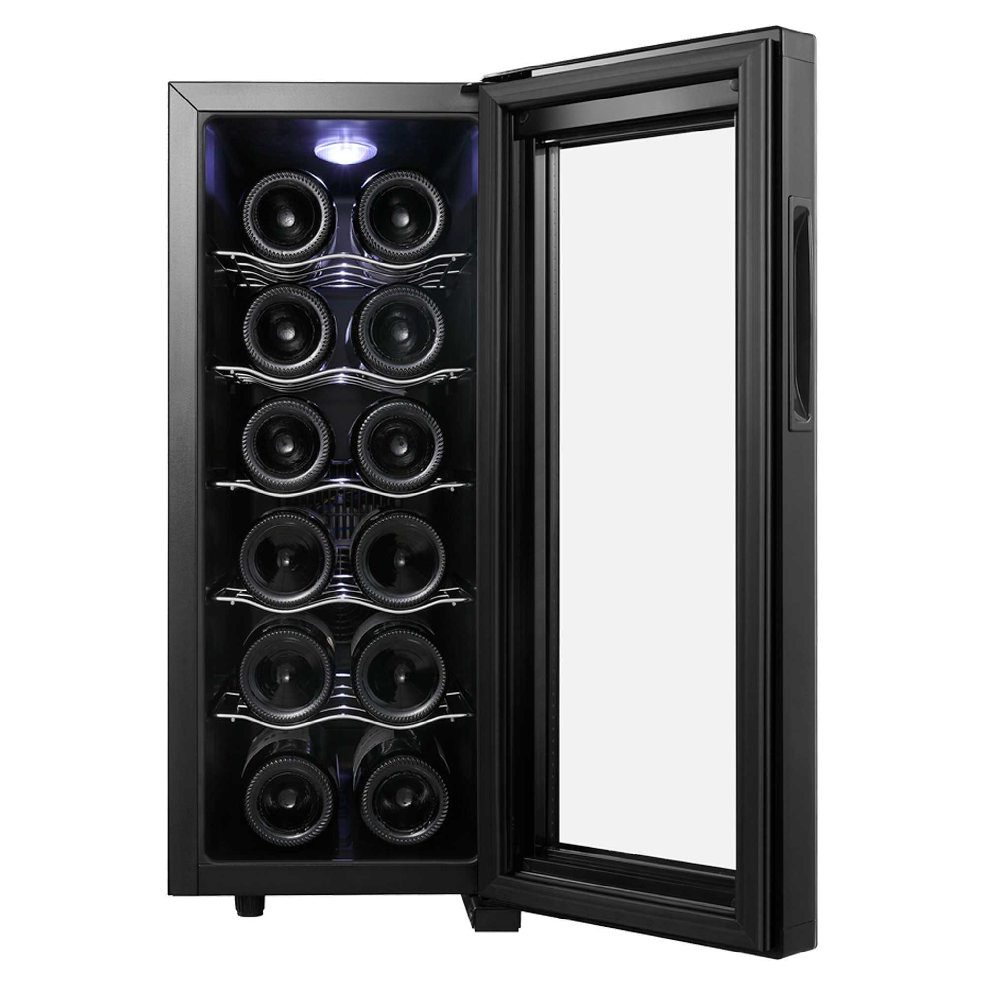 Una vinoteca negra con la puerta abierta, que revela botellas de vino en estantes. La puerta es de cristal. El interior está iluminado.