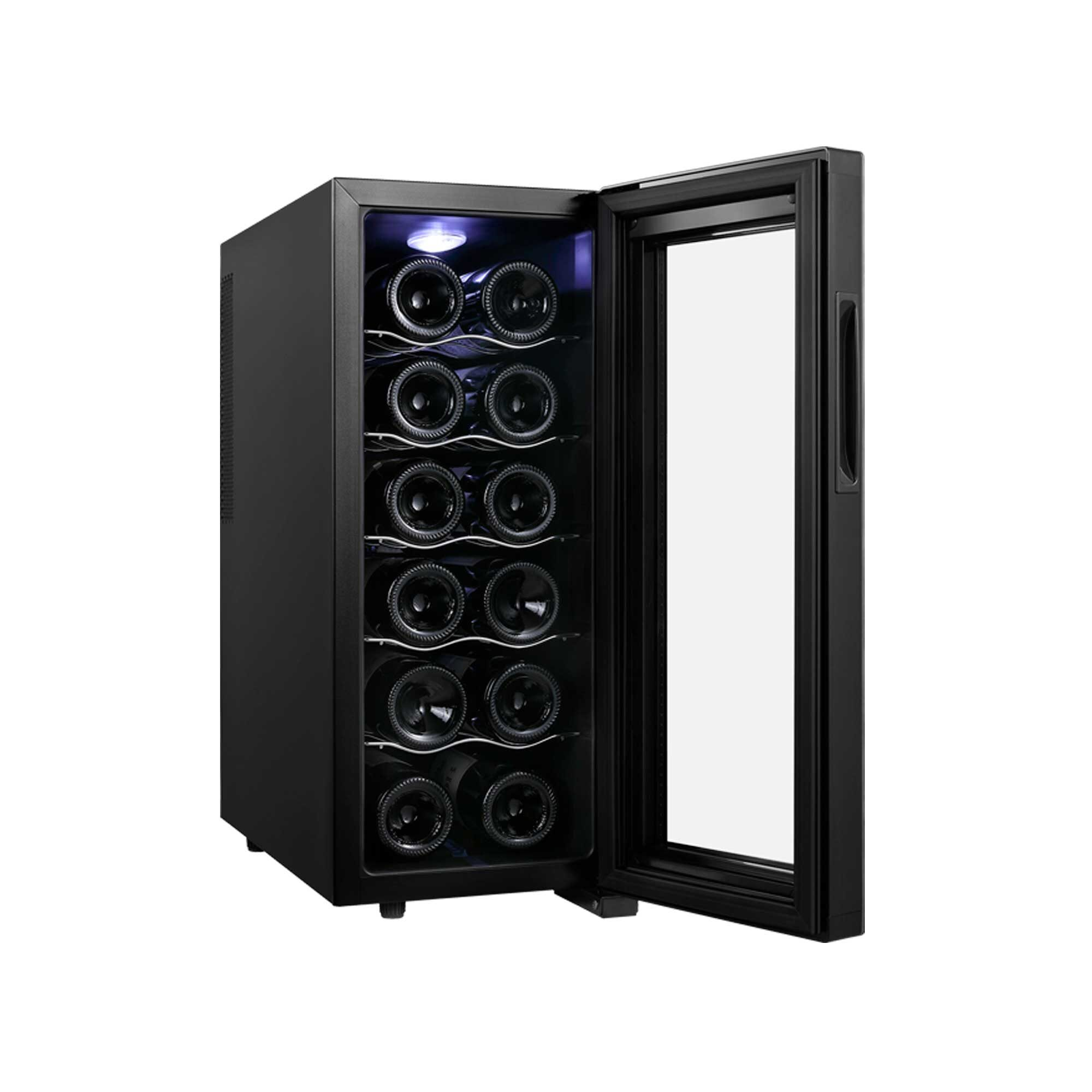 Frigorífico de vino negro con puerta de cristal abierta, revelando botellas. Luz interior visible. Fondo blanco.
