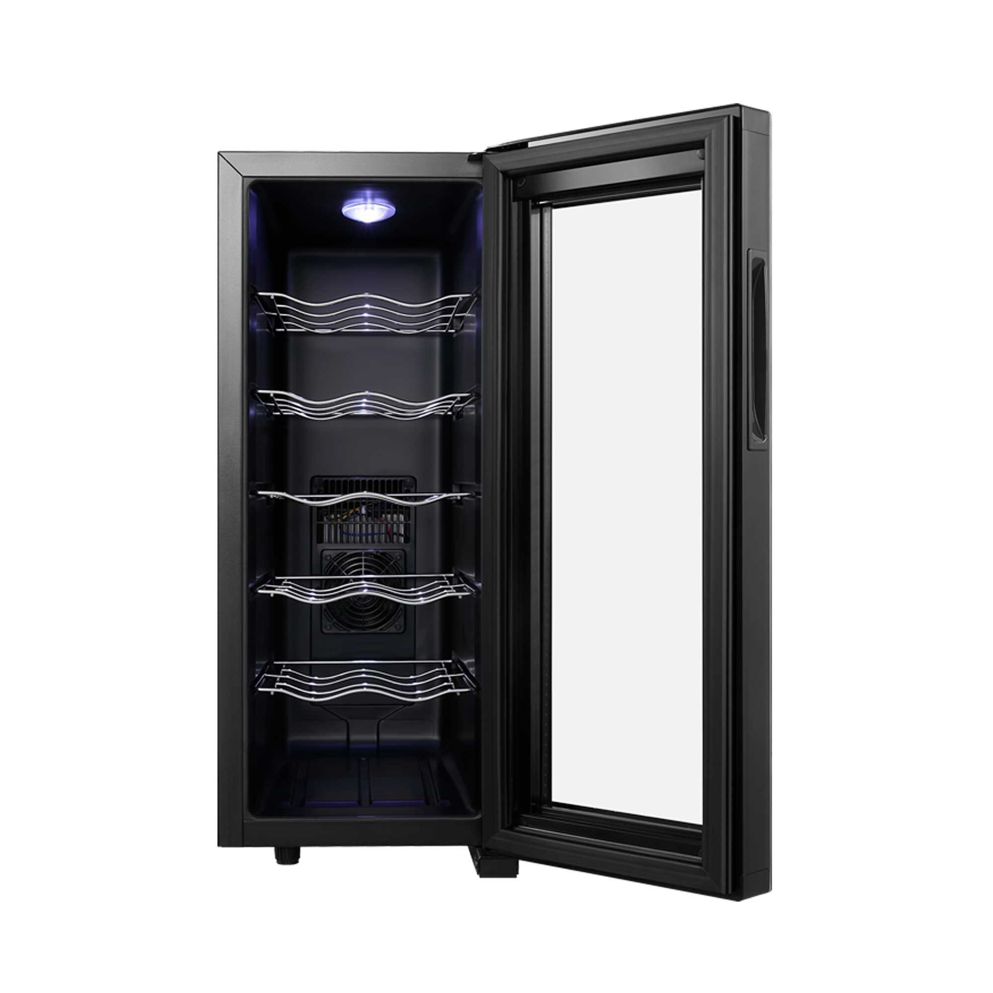 Una nevera de vino negra con la puerta de cristal abierta. En el interior hay estantes para botellas y una luz azul arriba.