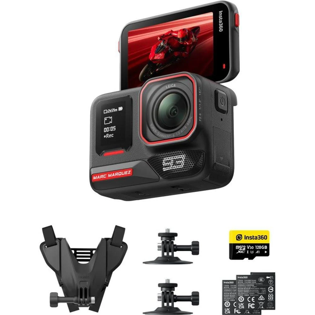 Una cámara Insta360 negra con pantalla que muestra una carrera de motos, accesorios y una tarjeta de memoria.