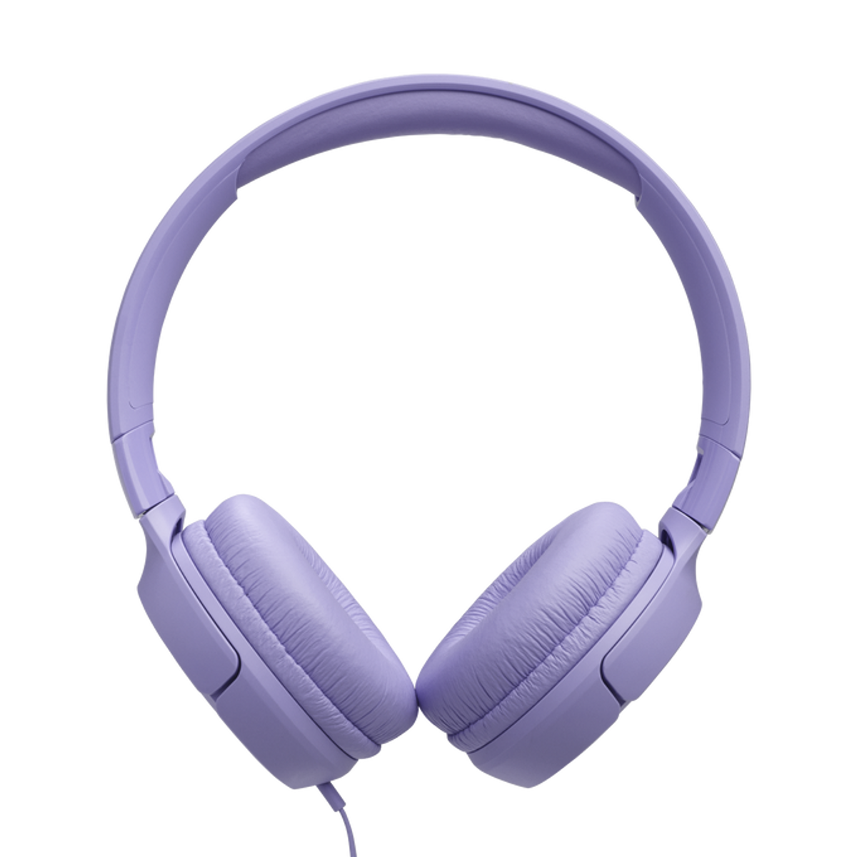 Ein paar lavendelfarbene Kopfhörer. Die Kopfhörer sind Over-Ear-Kopfhörer mit gepolstertem Kopfbügel und Ohrmuscheln und verfügen über einen Kabelanschluss.