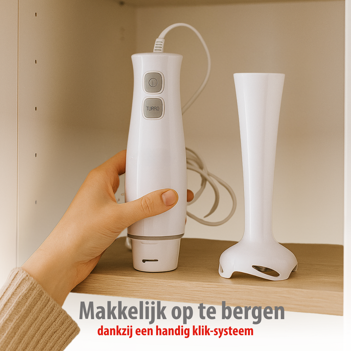 Een witte staafmixer en bakje op een plank. Een hand houdt de mixer vast. Tekst onderaan: 'Makkelijk op te bergen'.
