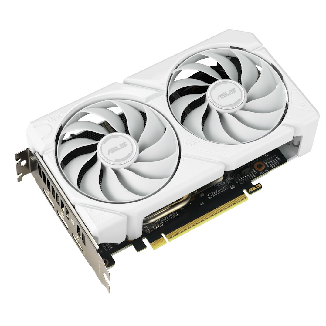 Biała karta graficzna ASUS z dwoma wentylatorami. Karta ma czarną płytkę drukowaną i srebrne złącza. Na białym tle.
