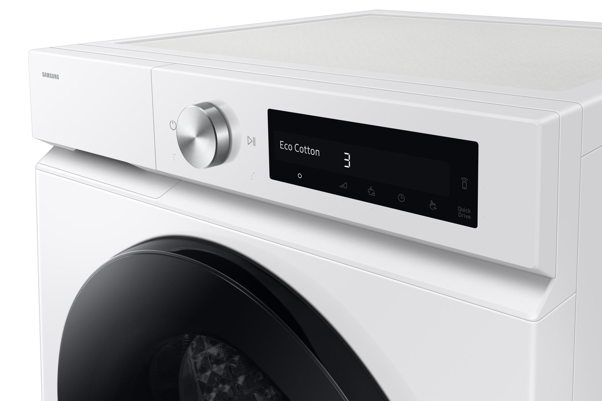 Weiße Samsung Waschmaschine. Das Display zeigt 'Eco Cotton' und einen Timer. Chromrad und schwarze Tür. Die Oberseite ist strukturiert.