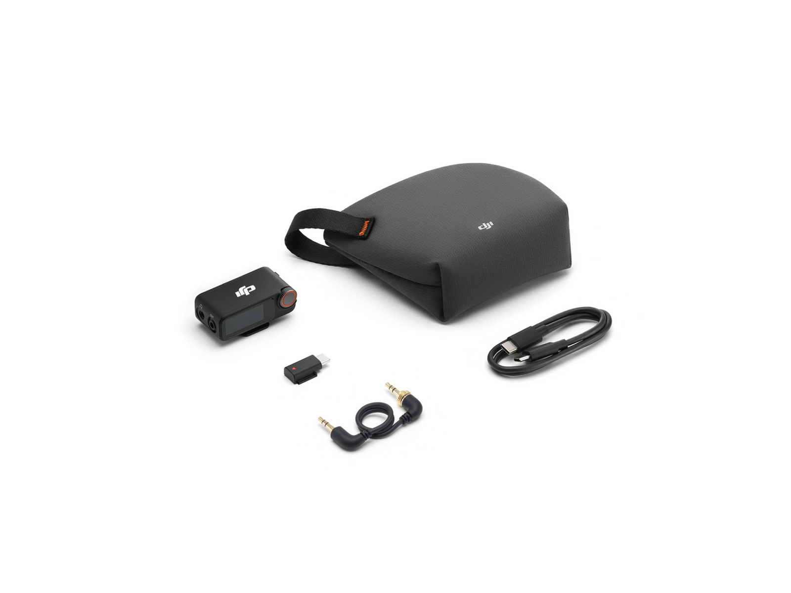 Un kit audio DJI nero con custodia, ricevitore, adattatore, cavi e adattatore per microfono su superficie bianca.
