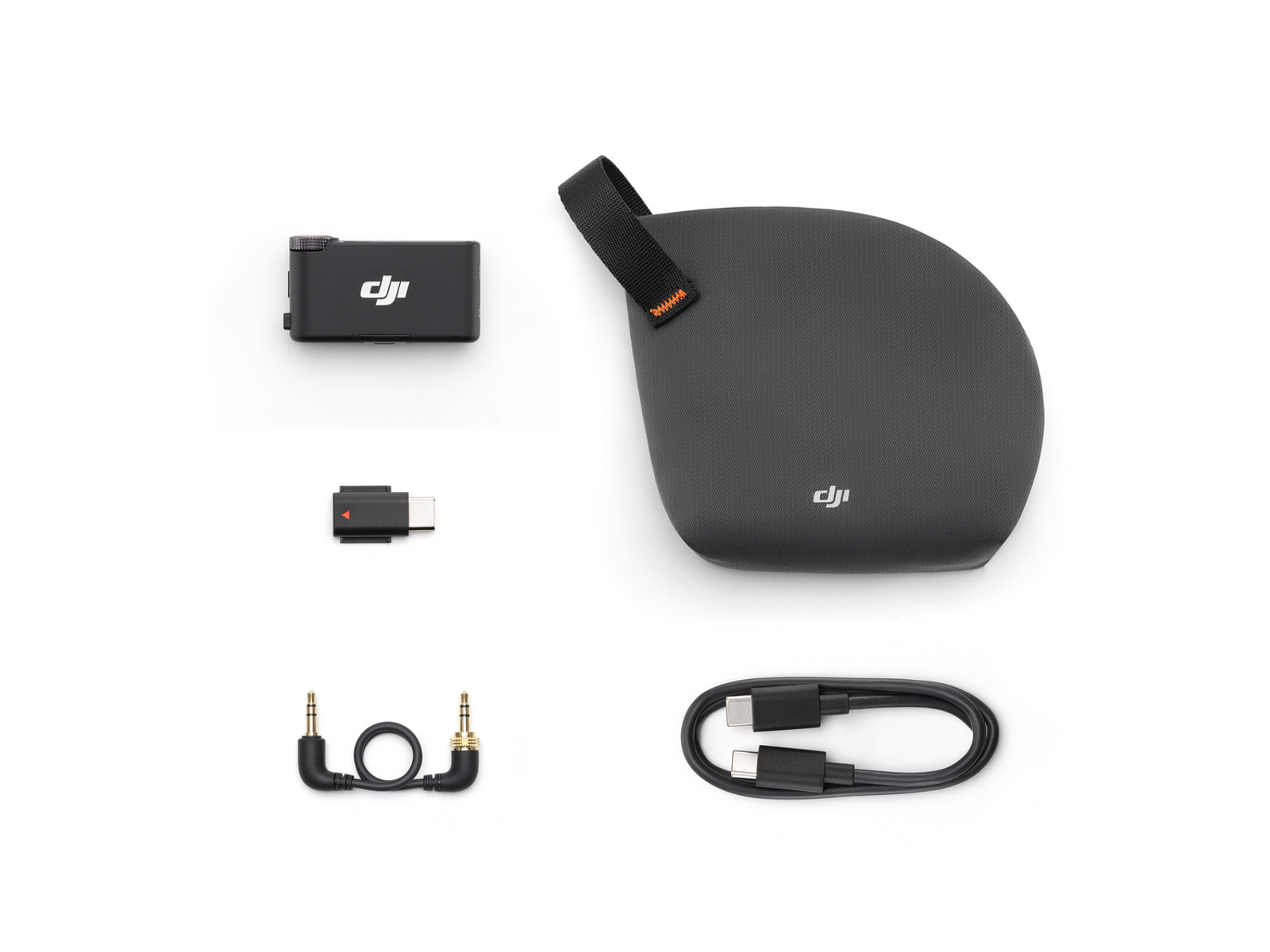 Kit microfono DJI: ricevitore nero, adattatore, cavi audio, custodia e cavo USB-C, disposti su sfondo bianco.