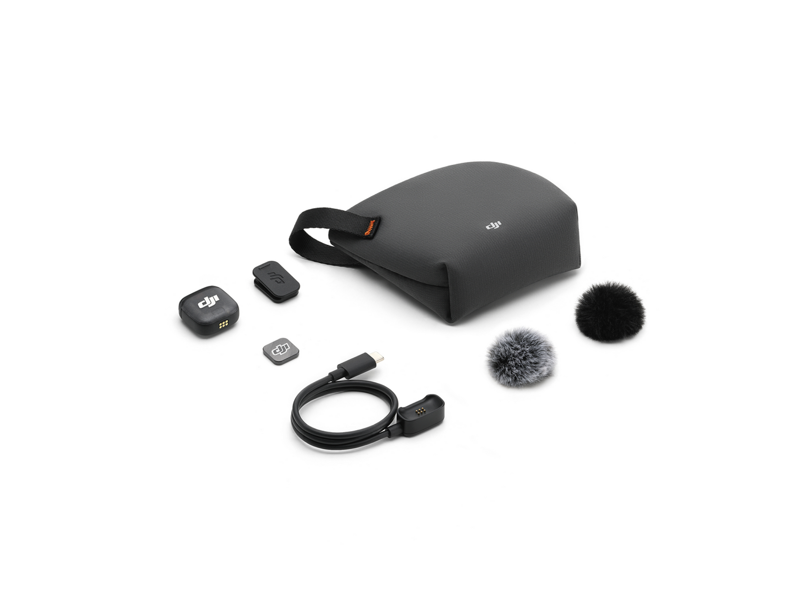 Een grijze kit met tas, microfoons, adapters en oplaadkabel. Alle items op een witte achtergrond.