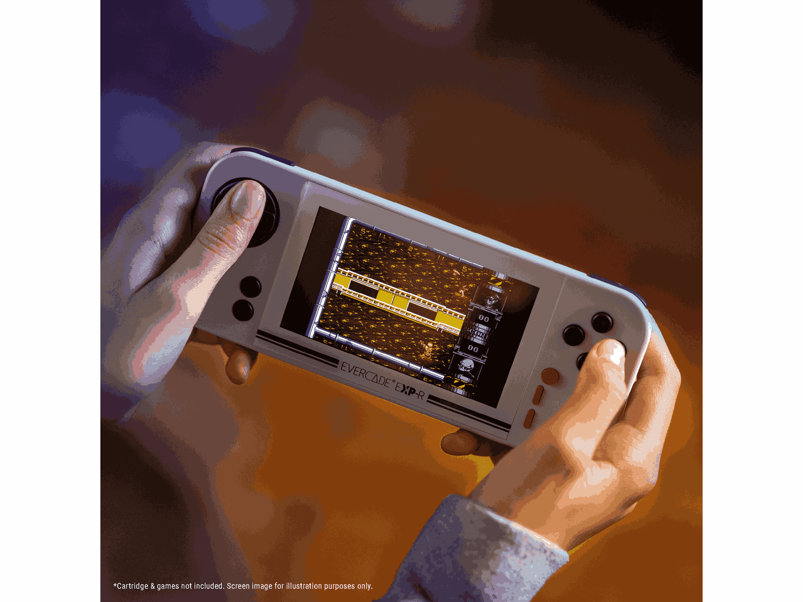 Una persona sostiene una consola blanca Evercade EXP-R, mostrando un juego retro. El fondo está borroso, con tonos naranjas y azules.