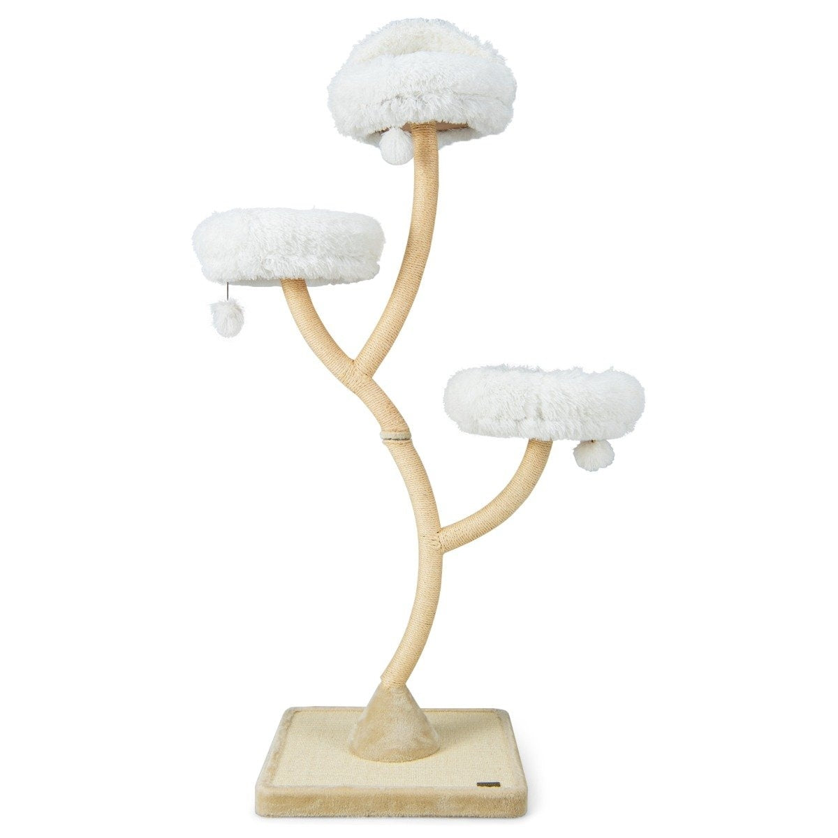 Un árbol para gatos con tres niveles cubiertos de piel sintética blanca. Postes beige envueltos en cuerda sostienen las plataformas. Se apoya en una base beige.