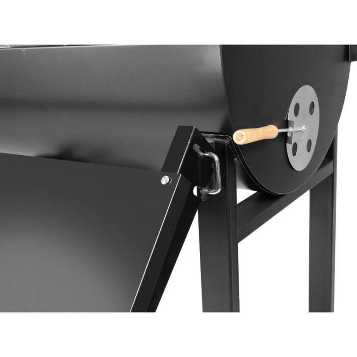 Czarny metalowy grill z drewnianą rączką i srebrną płytą z otworami. Grill stoi na czarnej metalowej ramie.