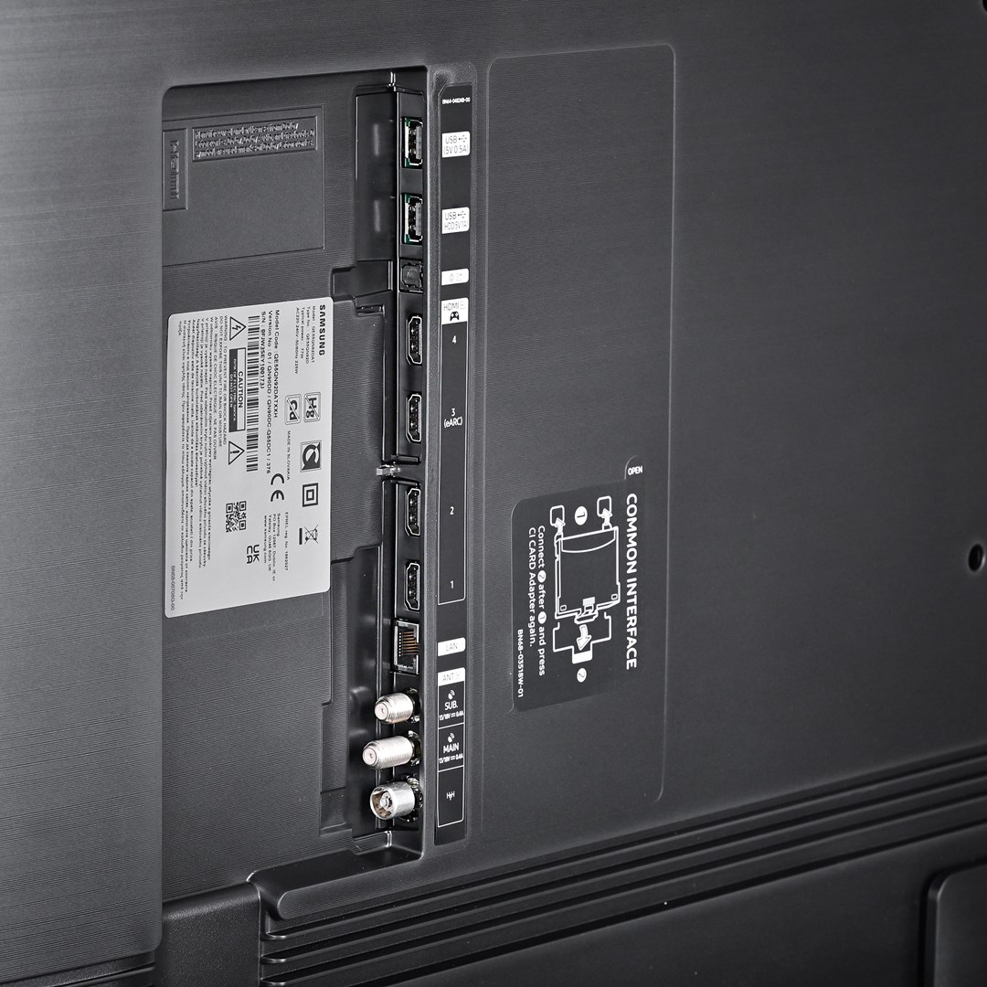 Zbliżenie tyłu telewizora Samsung. Pokazuje porty, etykietę ze specyfikacjami i gniazdo 'Common Interface'.