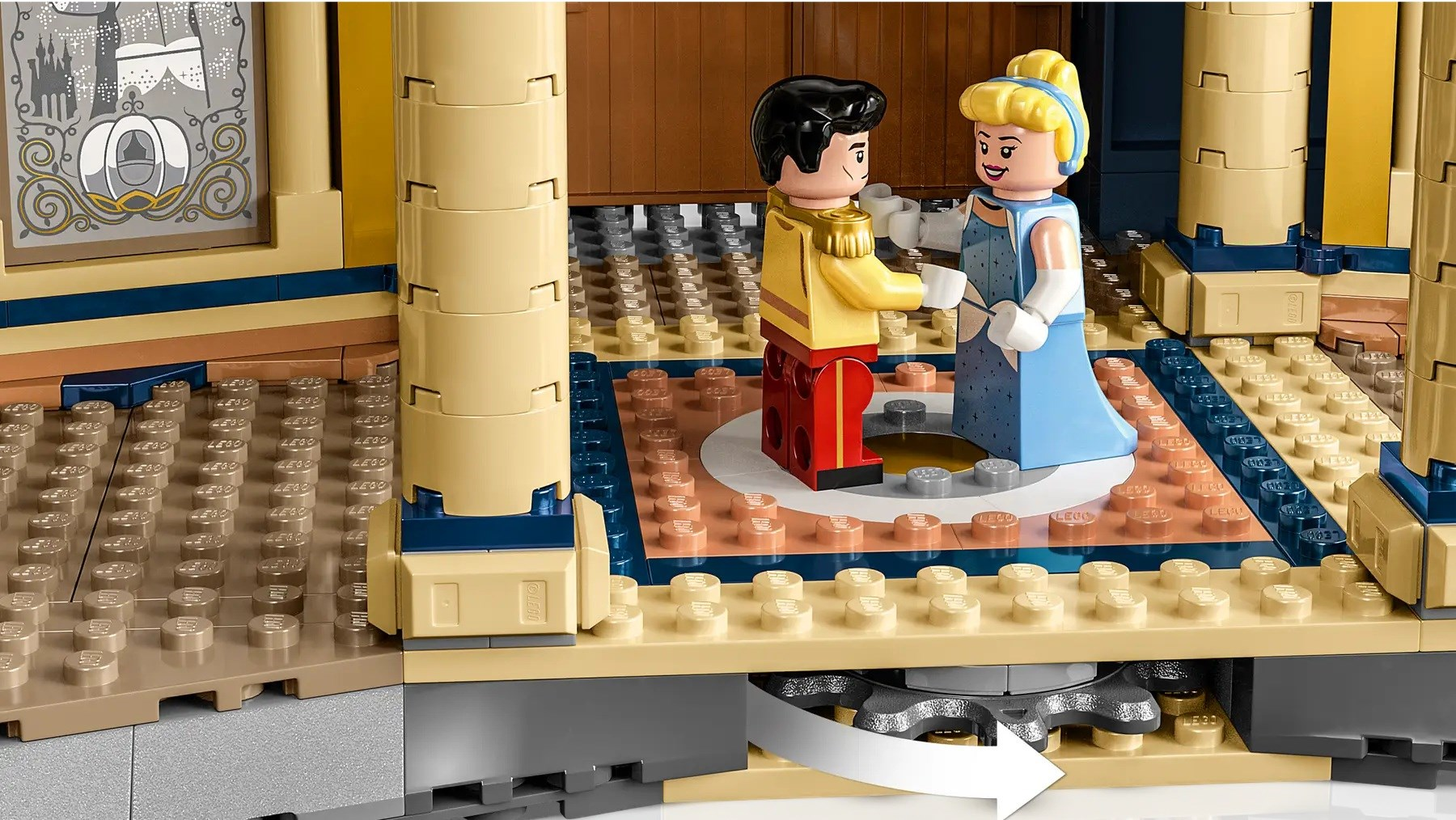 Scena z klocków Lego przedstawiająca Kopciuszka i Księcia z bajki. Zestaw zawiera salę balową, filary i ilustrację karety.