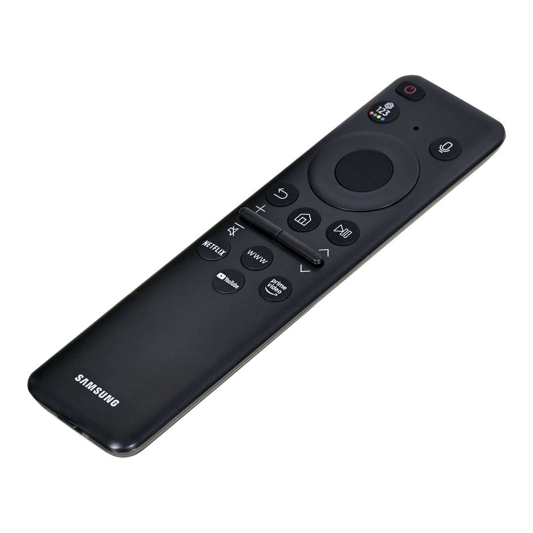 Een zwarte Samsung afstandsbediening op een witte achtergrond. Het heeft diverse knoppen, waaronder Netflix, Youtube en volumeknoppen.