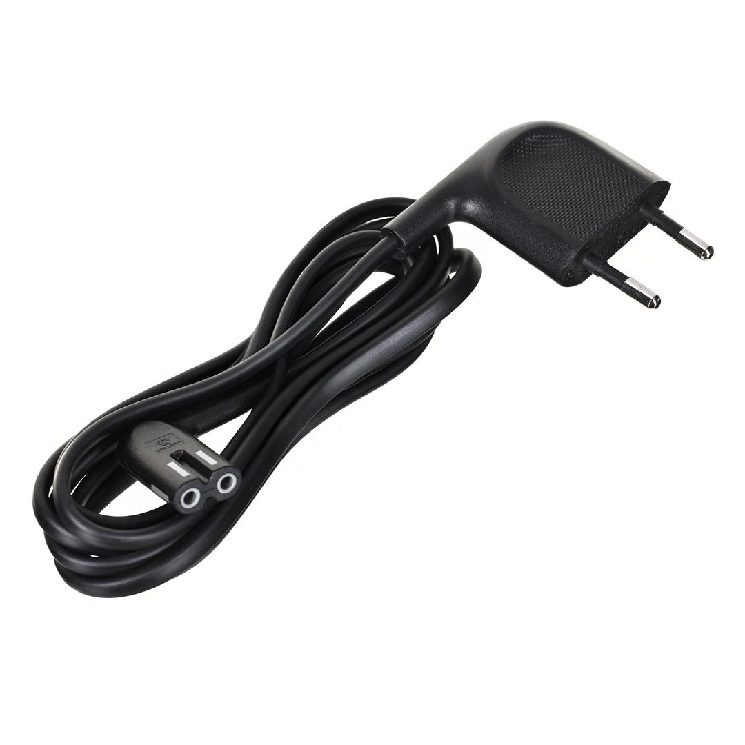 Czarny przewód zasilający z wtyczką dwupinową i gniazdem żeńskim. Przewód jest zwinięty na białym tle.