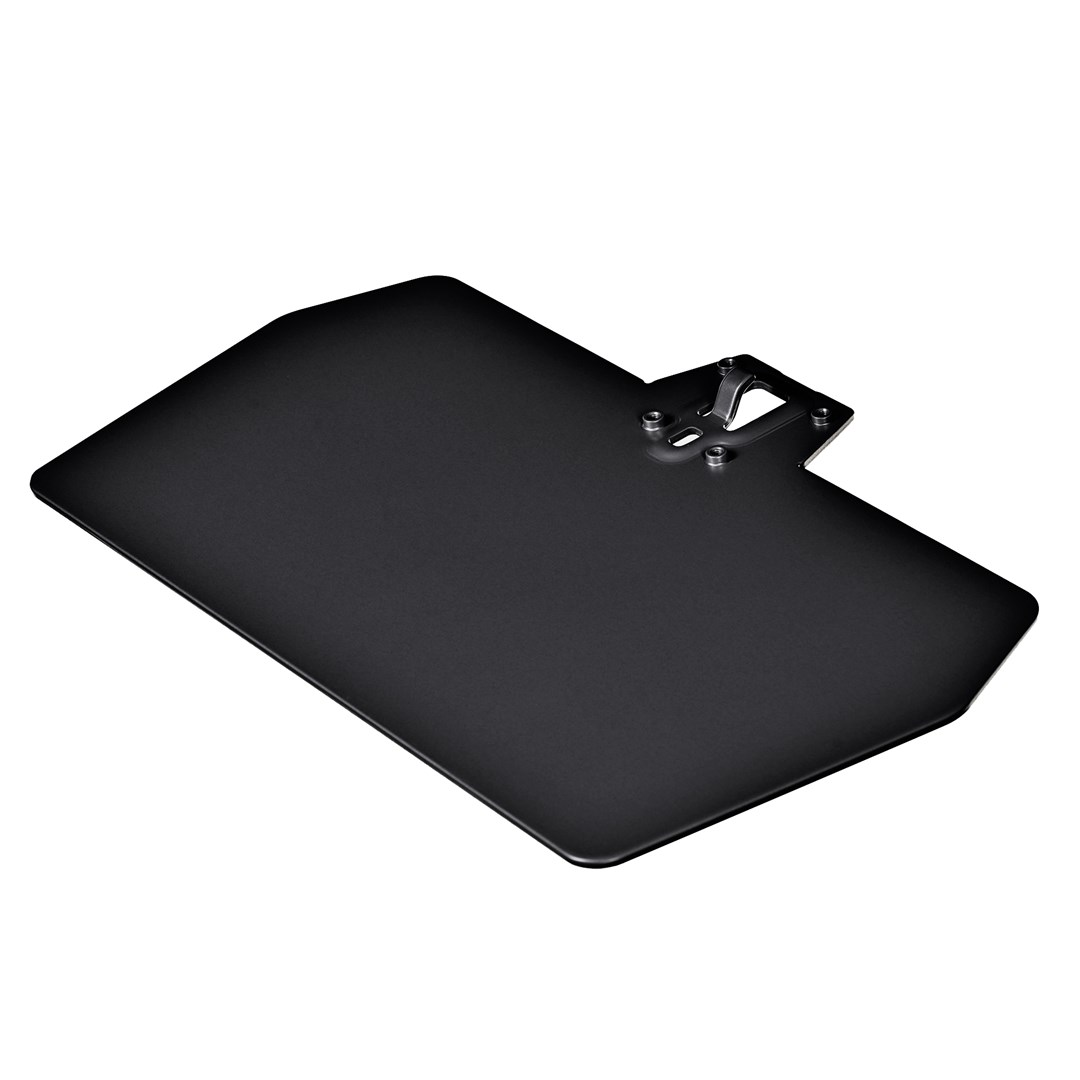 Czarny prostokątny metalowy przedmiot, prawdopodobnie element komputera, z mocowaniem po jednej stronie.