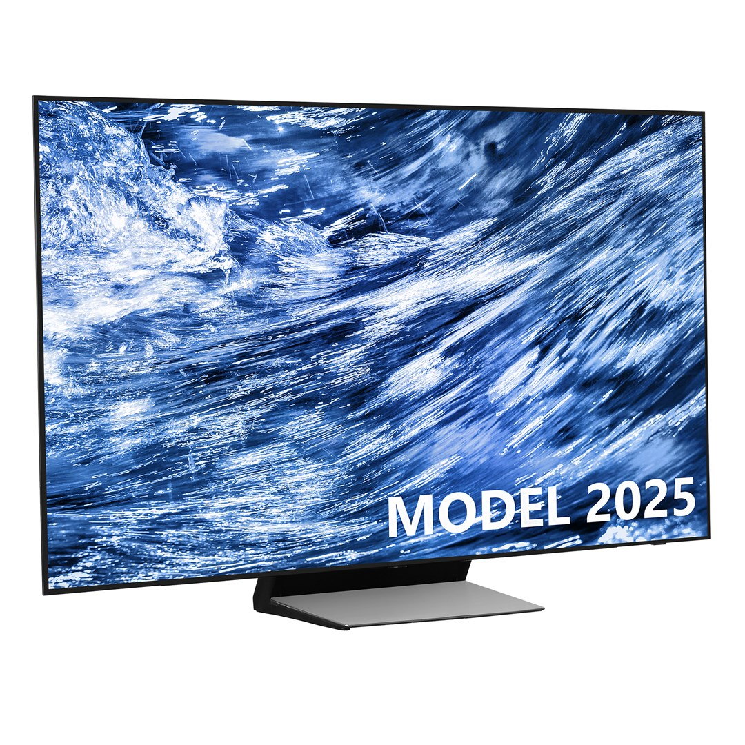 Un grand écran de télévision affiche une image d'eau bleue tourbillonnante. Le téléviseur a un cadre noir et un support argenté, avec 'MODEL 2025'.