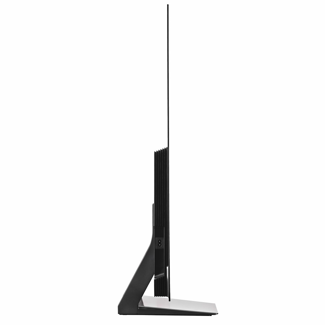 Vue latérale d'une télévision à écran plat noir avec un pied noir et argent. L'écran est fin, avec un bord noir vertical.