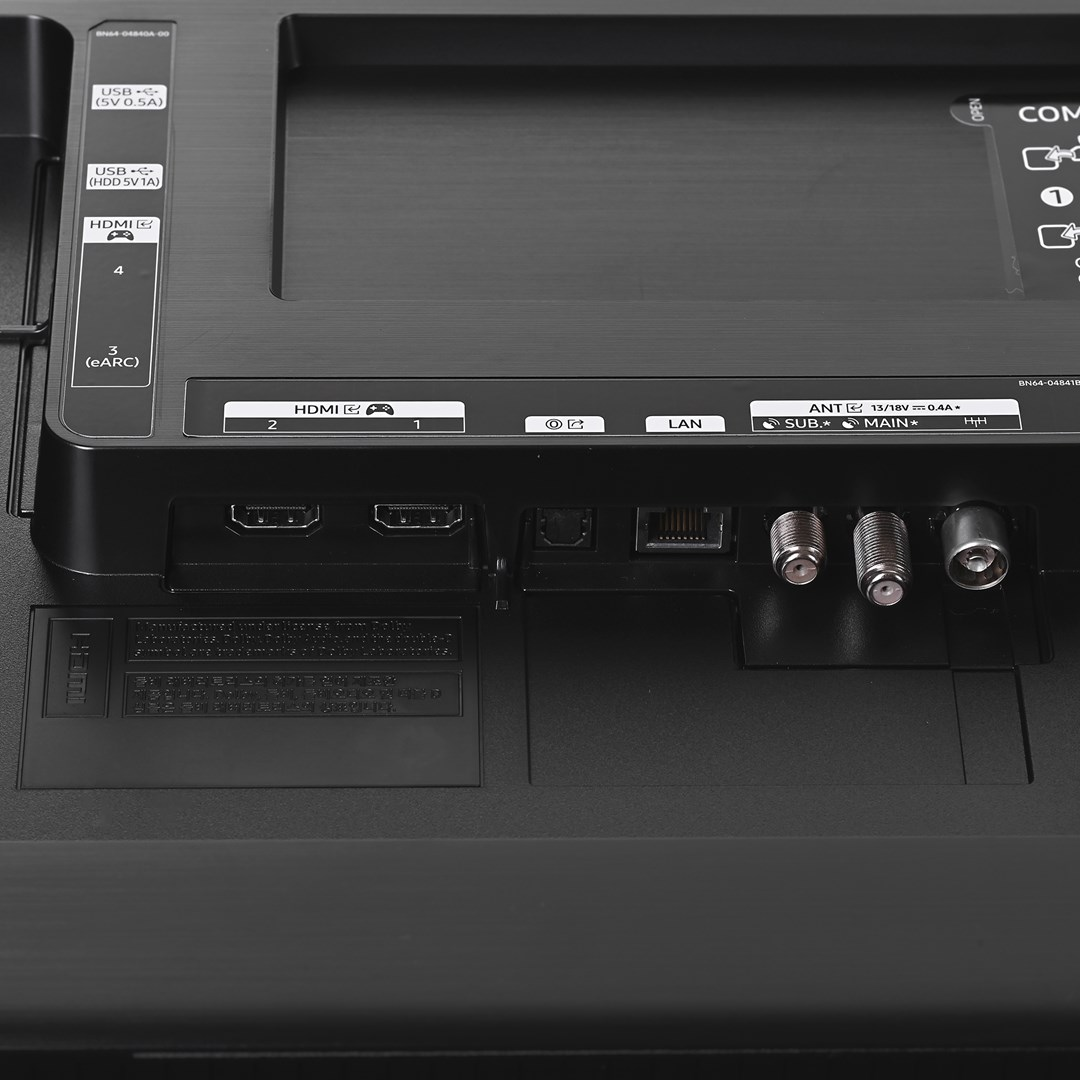 Gros plan sur le panneau arrière d'un téléviseur avec divers ports : HDMI, USB, LAN et connexions d'antenne, étiquetés avec du texte.