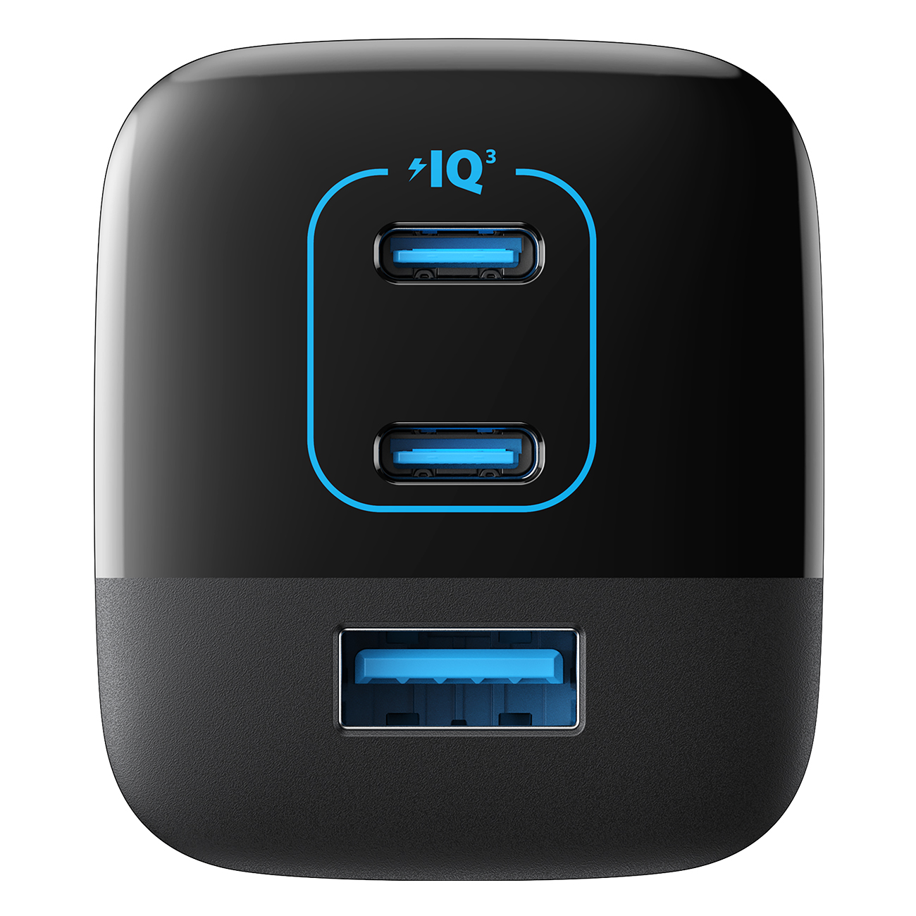Caricabatterie USB nero con tre porte, due USB-C e una USB-A, dettagli blu e logo IQ3.