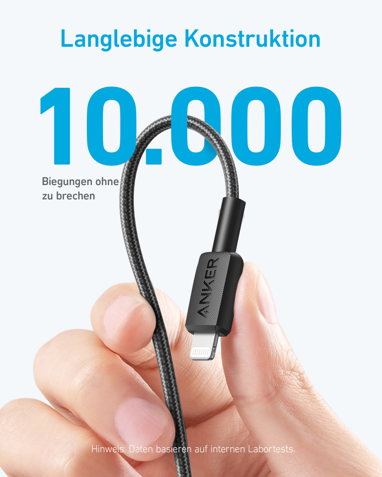 Dłoń trzymająca czarny kabel ładujący Anker. Powyżej tekst brzmi „Langlebige Konstruktion” i „10 000”. Kabel jest na białym tle.