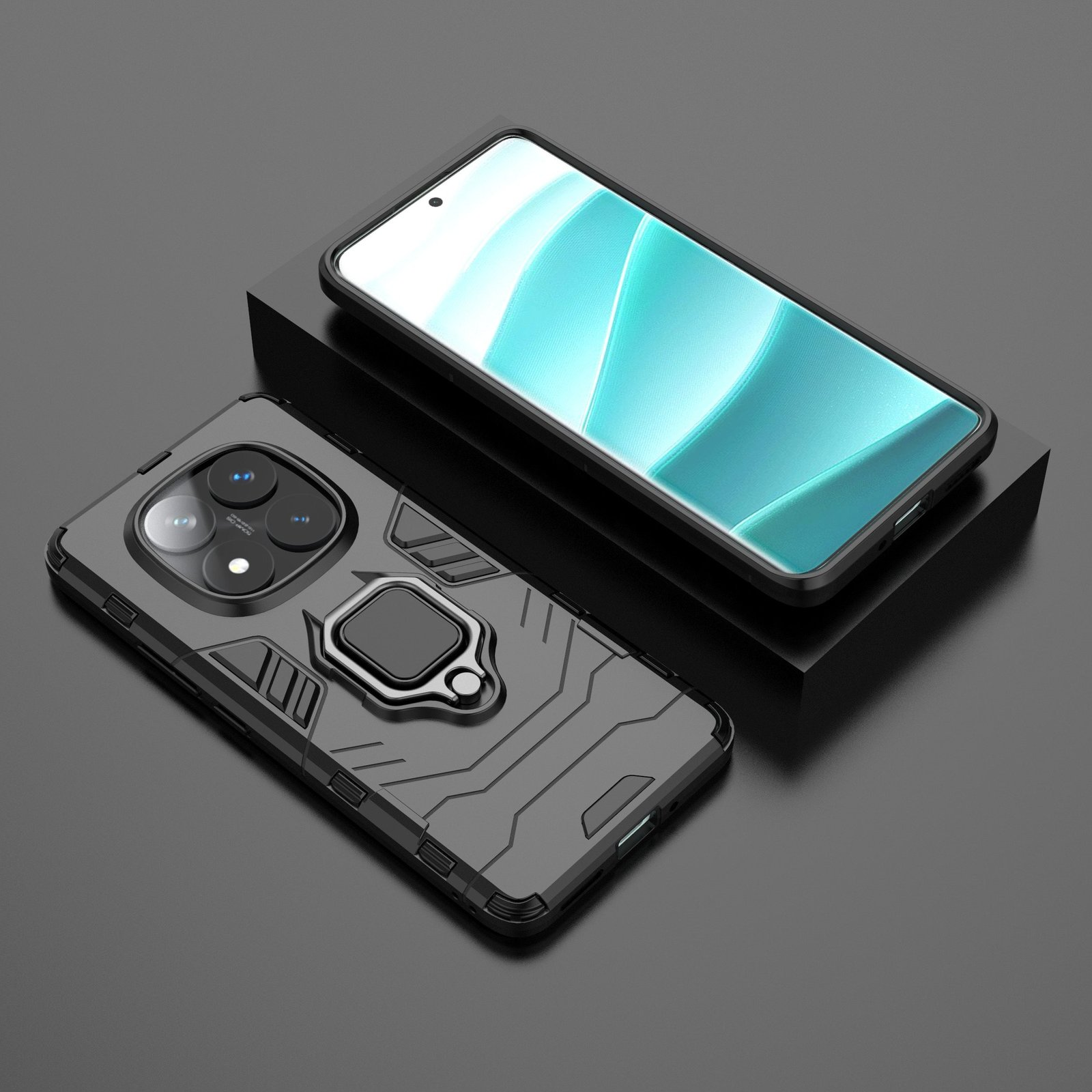 Dos fundas negras para teléfono con teléfonos dentro, una sobre un bloque negro. Las fundas tienen un soporte de anillo y recortes de cámara.