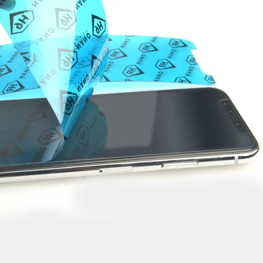 Un smartphone con un protector de pantalla que se está aplicando. Se despega la película azul, revelando la pantalla del teléfono. Fondo blanco.